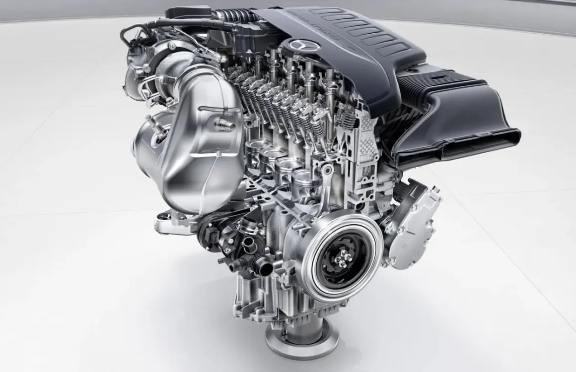 Corte transversal de un motor Mercedes-Benz, mostrando pistones, válvulas y turbocompresor. Podría ser el mejor motor Mercedes Clase E.