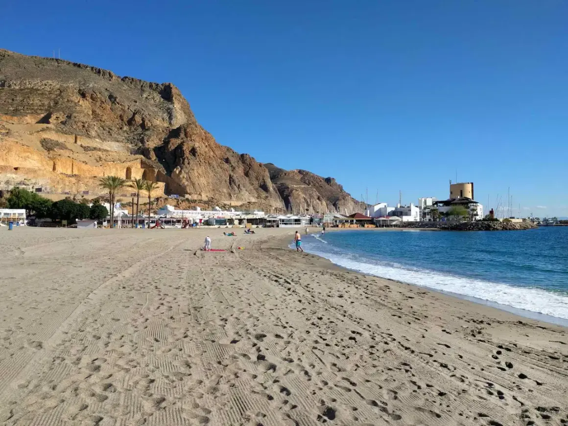 Arena dorada, mar azul y montañas imponentes. ¿Cuál es la mejor playa de Roquetas de Mar? Esta parece una candidata perfecta.
