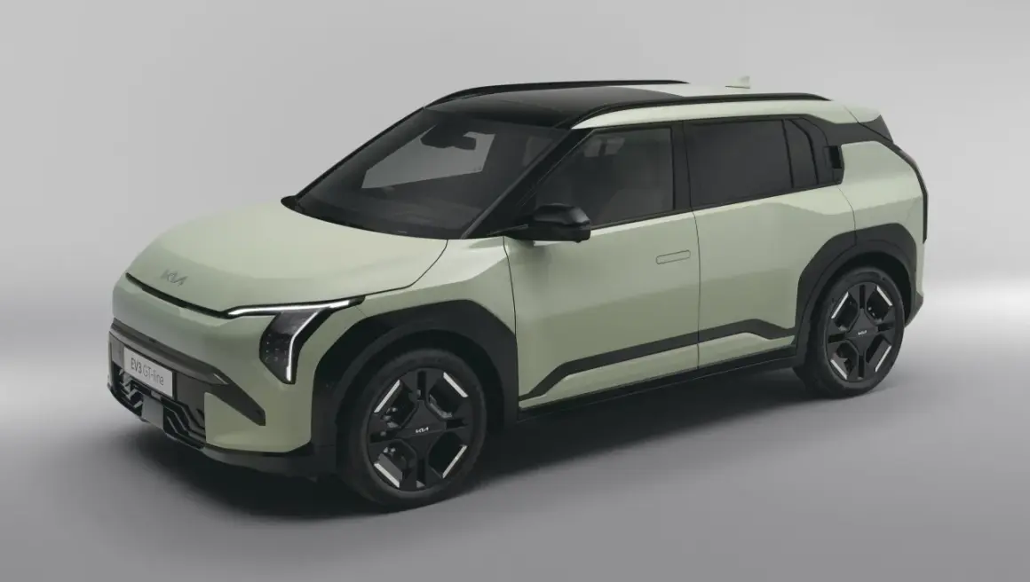 Jasnozielone auto z Korei na 3 litery, Kia EV3 GT-line, z czarnym dachem i felgami, prezentuje nowoczesny design.