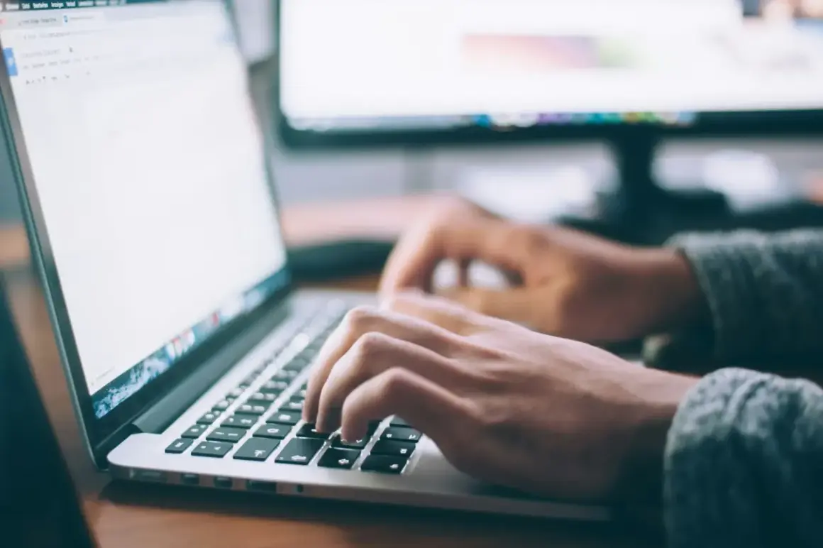 Dłonie piszą na klawiaturze laptopa, korzystając z szybkiego połączenia LTE do pracy zdalnej.