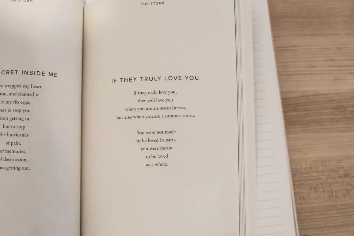 Otwarta książka z wierszami o życiu optymistyczne. Na prawej stronie wiersz "IF THEY TRULY LOVE YOU" mówi o bezwarunkowej miłości.