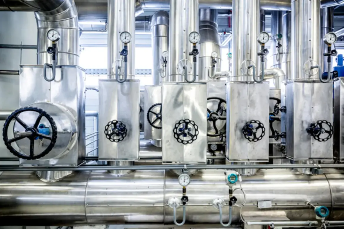 Wielkie, lśniące rury i zawory tworzą skomplikowaną **parę technologiczną**. Wskaźniki pokazują ciśnienie w tej industrialnej maszynerii.