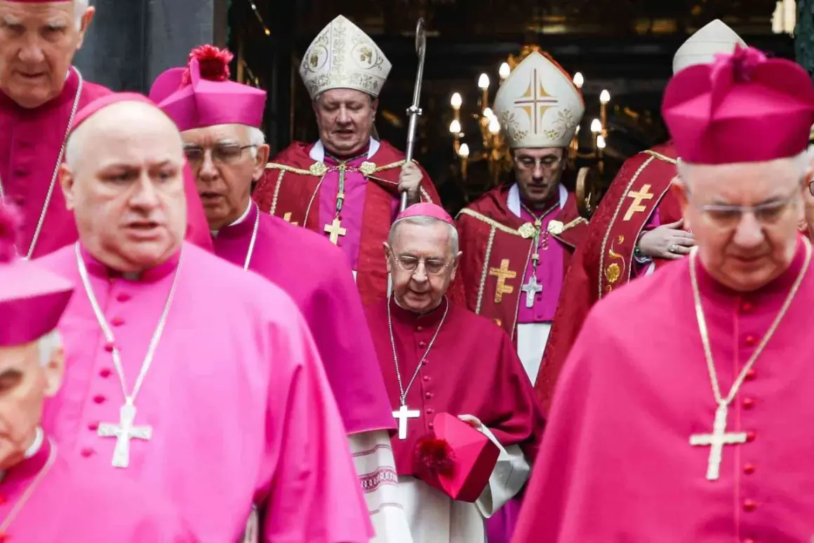 Biskupi w szatach w kolorze biskupi i fuksja, niosący krzyże i pastorały, idą w procesji.