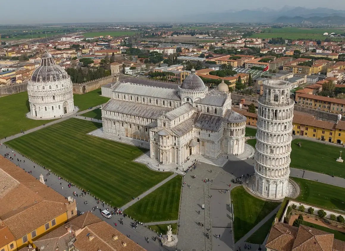 La piazza dei miracoli a Pisa, con la Torre Pendente, il Duomo e il Battistero, vista dall'alto.
