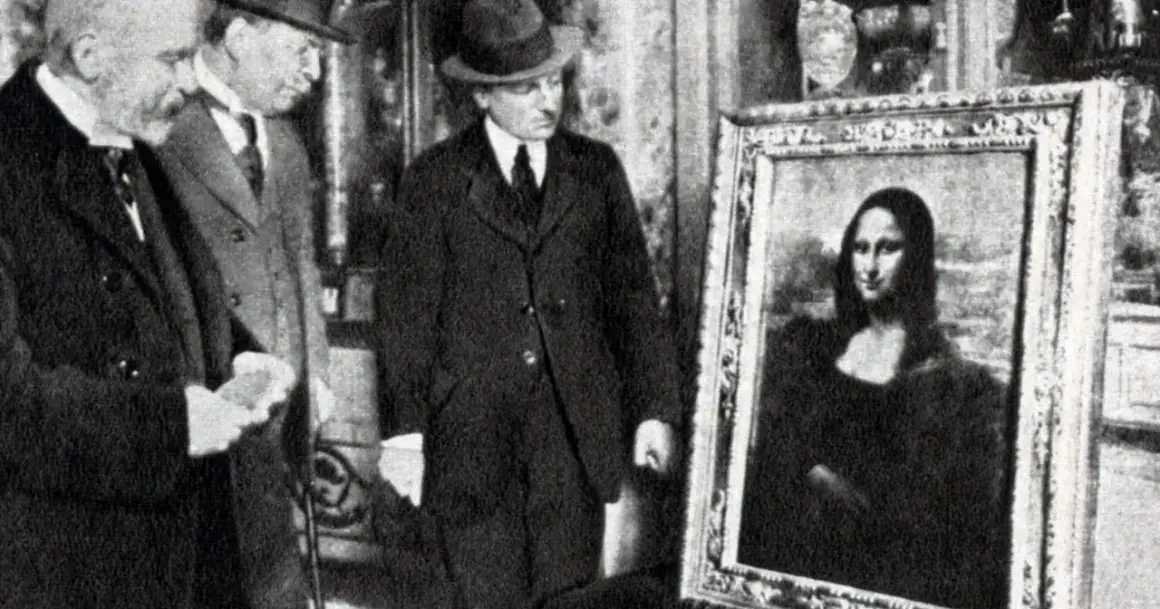Mona Lisa skradziona! Obraz powrócił po kradzieży, a mężczyźni w garniturach oglądają go z uwagą.