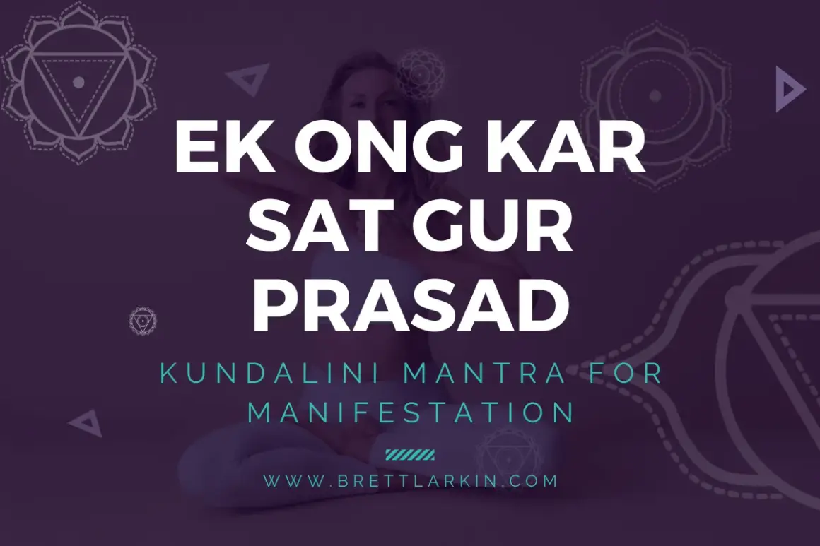 Frau in Meditationspose, umgeben von Chakren-Symbolen. Text: "Ek Ong Kar Sat Gur Prasad Bedeutung" - ein Kundalini-Mantra für Manifestation.