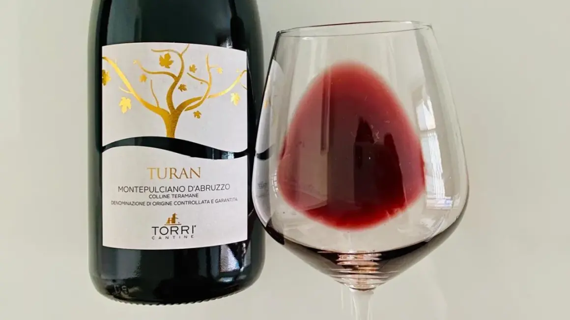 Turan Montepulciano d'Abruzzo, vino rosso delle Colline Teramane, dove si trova la cantina Torri.