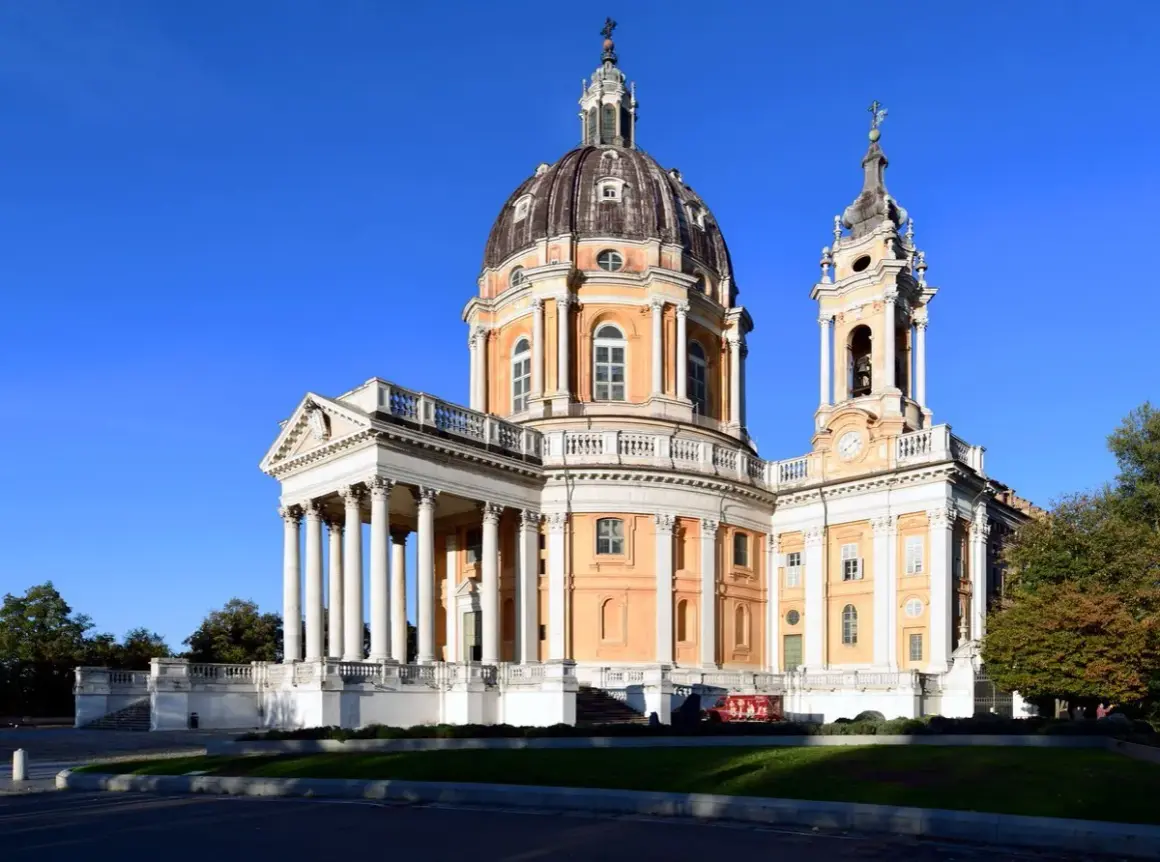 Basilica di Superga, maestosa con la sua cupola imponente, domina il panorama di Torino. Un gioiello architettonico sotto un cielo azzurro.
