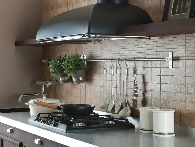 Czy układać płytki pod szafkami w kuchni? Oto, co musisz wiedzieć
