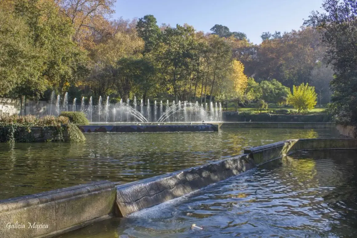 El parque de Castrelos luce espectacular con sus fuentes danzantes y árboles otoñales.