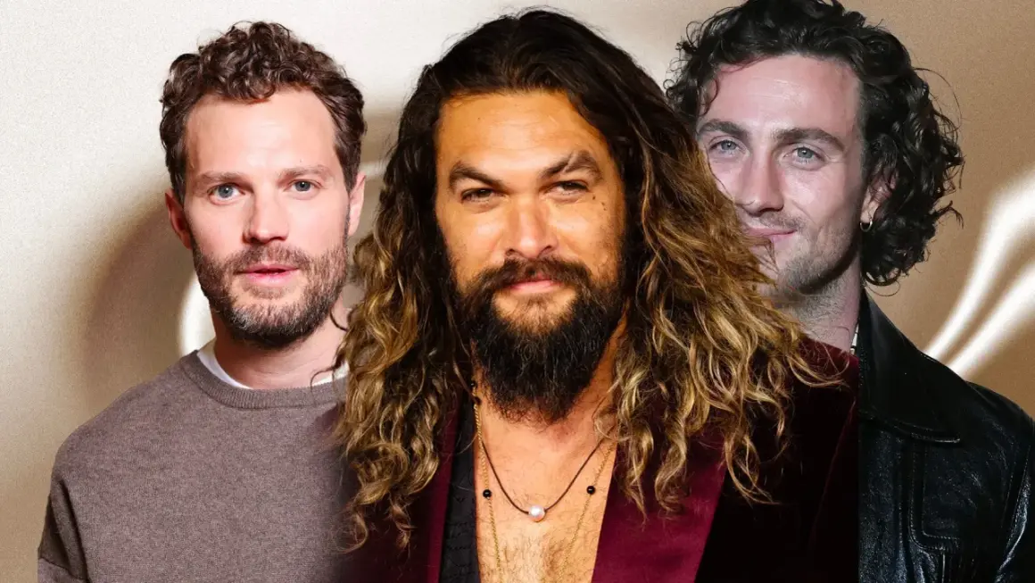 Tre uomini con capelli mossi: Jamie Dornan, Jason Momoa e Aaron Taylor-Johnson. Ispirazione per un taglio capelli uomo mossi.