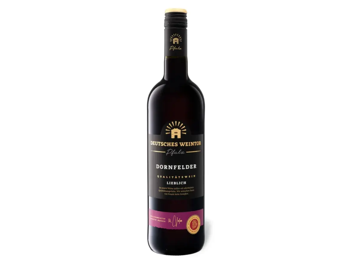 Eine Flasche Dornfelder Rotwein von Deutsches Weintor Pfalz. Ein lieblicher Qualitätswein, der Freude bereitet.