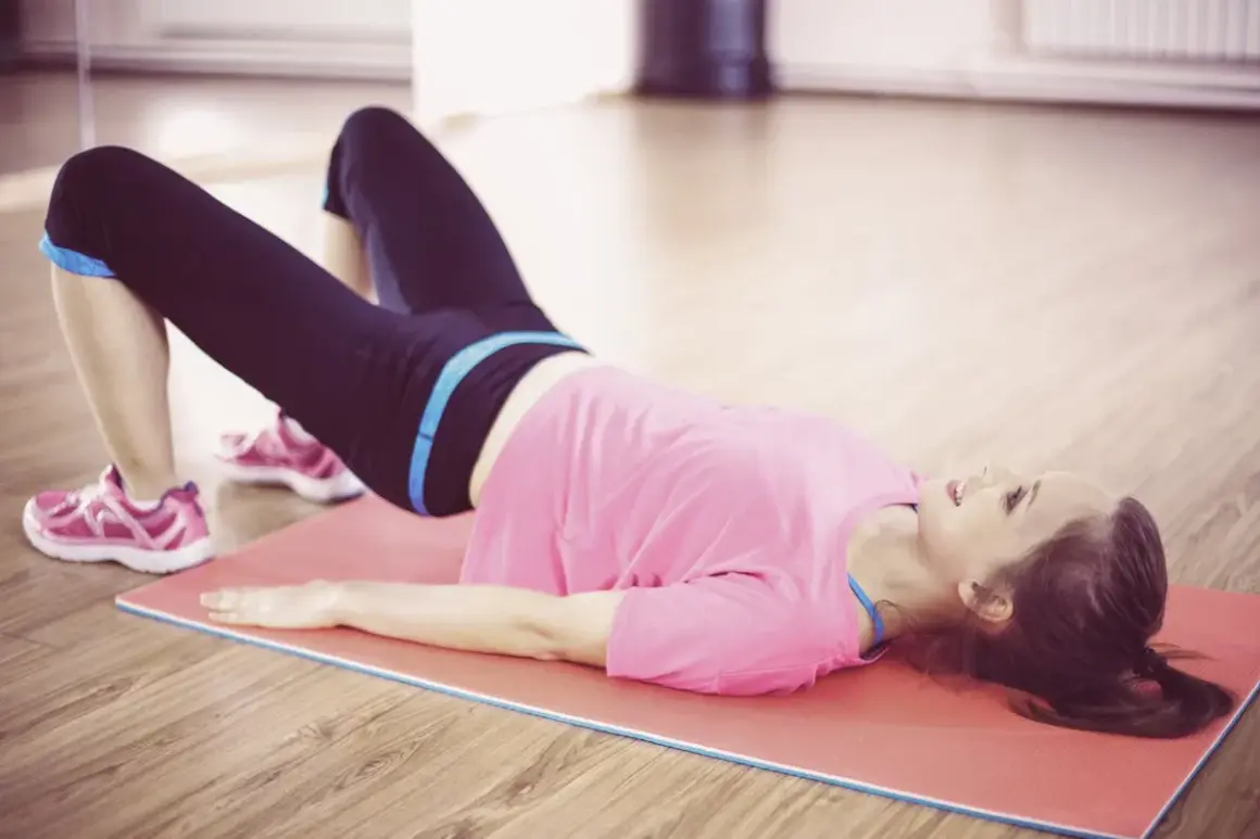 Femme en tenue de sport faisant un pont, exercice qui illustre à quoi sert la rééducation du périnée pour renforcer le plancher pelvien.