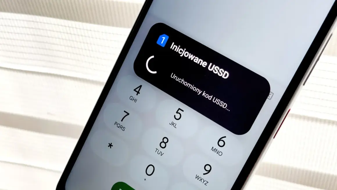 Telefon sam się wyłącza po uruchomieniu kodu USSD. Komunikat na ekranie informuje o inicjowaniu USSD.