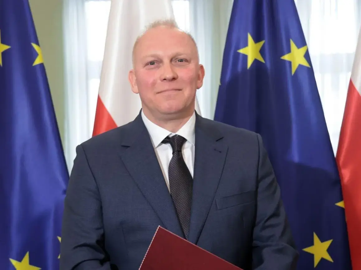 Tomasz Szabłowski w garniturze, na tle flag Polski i Unii Europejskiej.