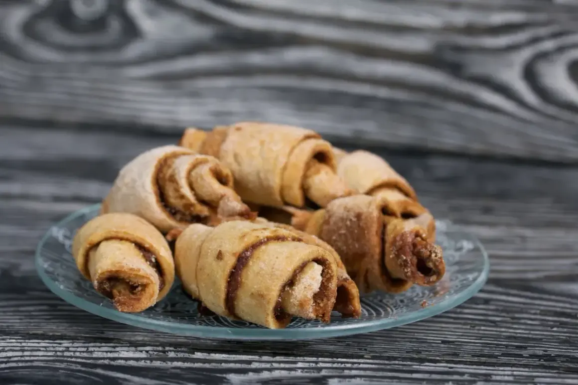 Pyszne rogaliki z cynamonem, idealne do kawy. Ten rugelach przepis jest prosty i szybki.