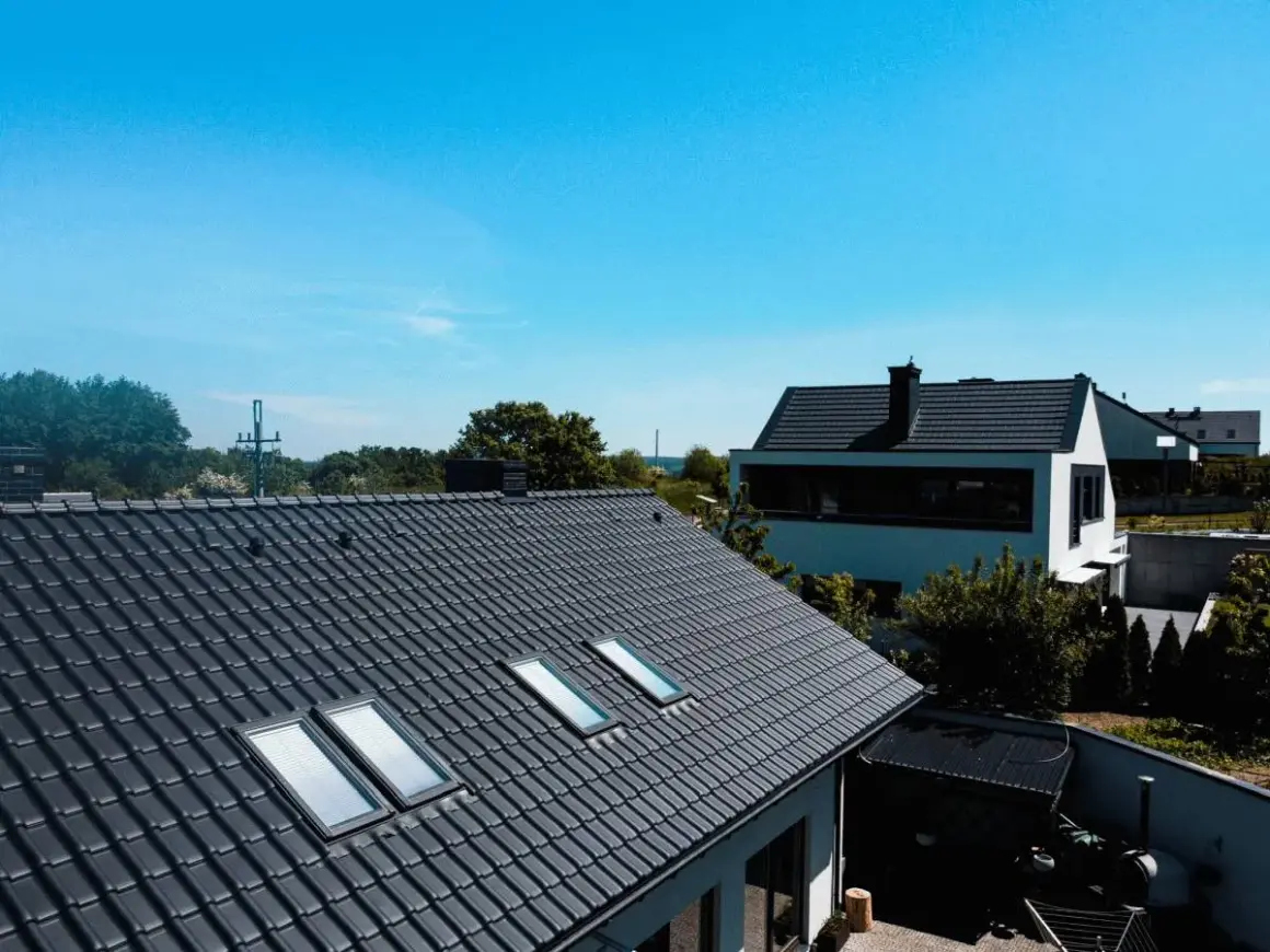 Ile kosztuje dach z dachówki ceramicznej? Ceny i nieoczekiwane wydatki