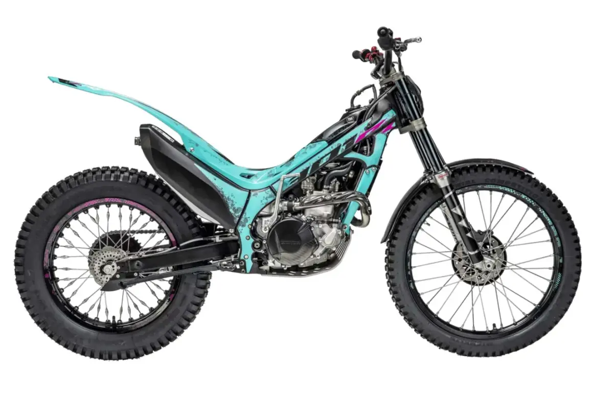 Una moto de trial color turquesa y negro, lista para superar cualquier obstáculo.