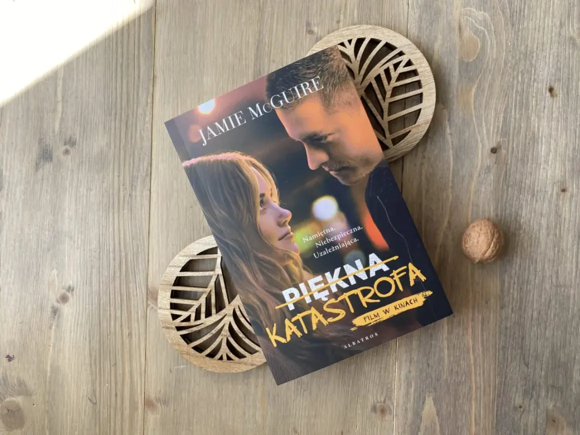 Okładka książki "Piękna katastrofa" Jamie McGuire. Historia o namiętnym, niebezpiecznym uczuciu, które może zmienić całe życie.