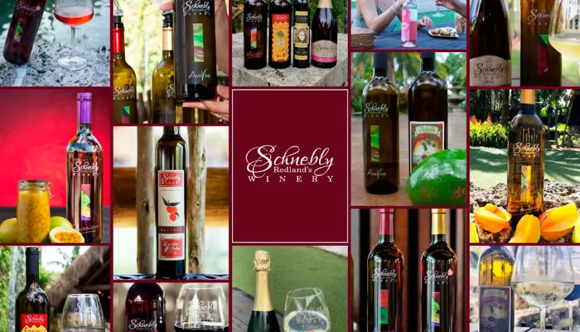 Vielfalt an Scheurebe Wein-Flaschen und Gläsern von Schnebly Redland's Winery, teils mit Früchten dekoriert.