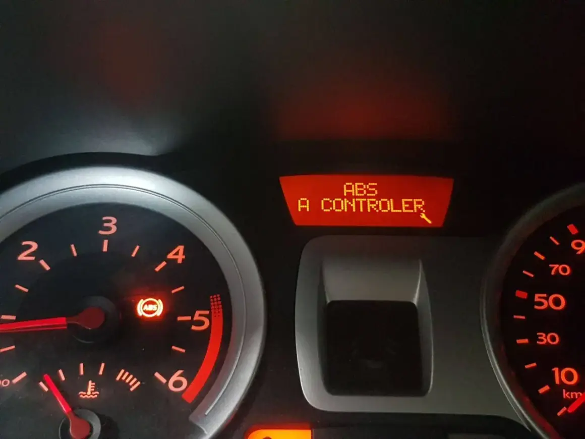 Voyant ABS allumé : une astuce pour le contrôle technique. Le tableau de bord indique "ABS A CONTROLER".