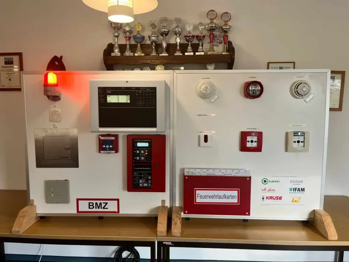 BMZ-Feuerwehr-Übungswand mit Brandmeldern, Alarmgebern und Bedienfeld. Hier wird der Ernstfall trainiert.