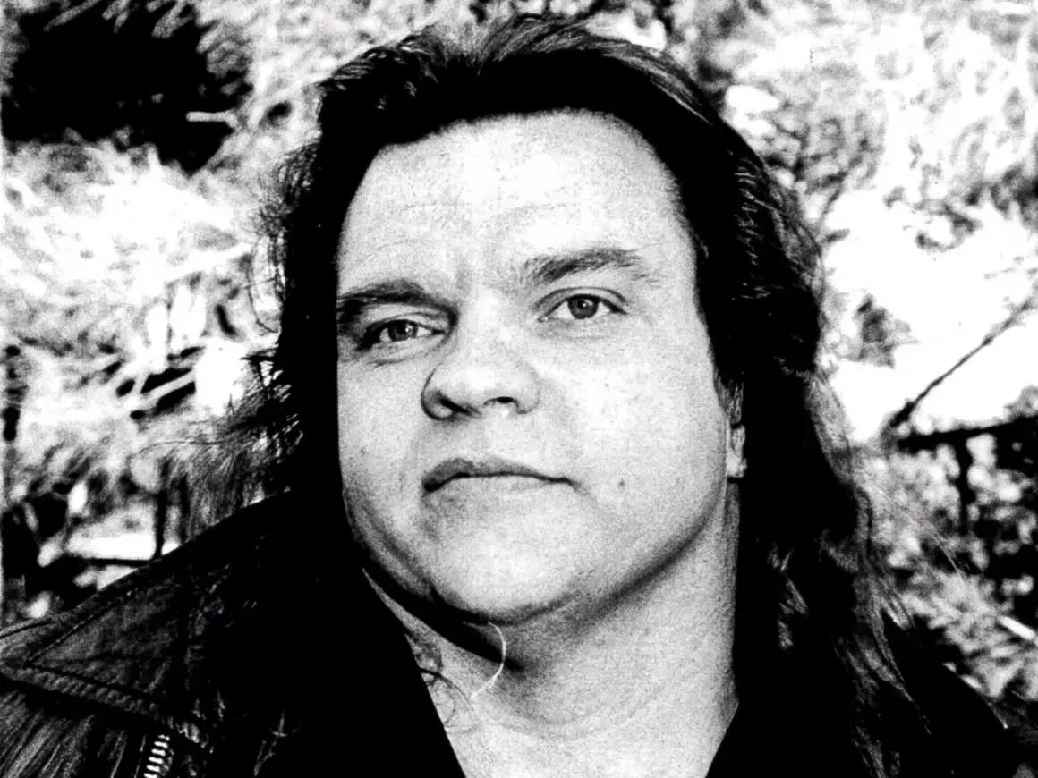 Porträt von Meat Loaf, dessen Todesursache nach wie vor diskutiert wird. Sein Blick ist intensiv, die Haare lang und zerzaust.