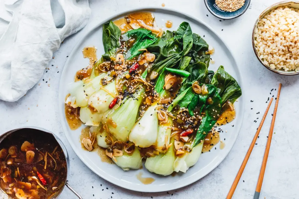 Herzhaftes Pak Choi Hauptgericht mit einer würzigen Sauce, garniert mit Sesam. Perfekt für eine leichte Mahlzeit.