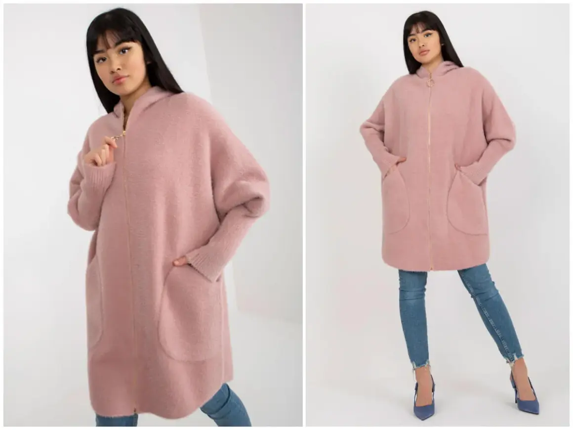 Mięciutki różowy kardigan z kapturem, który świetnie sprawdzi się jako alpaka plus size. Model z zamkiem i praktycznymi kieszeniami.