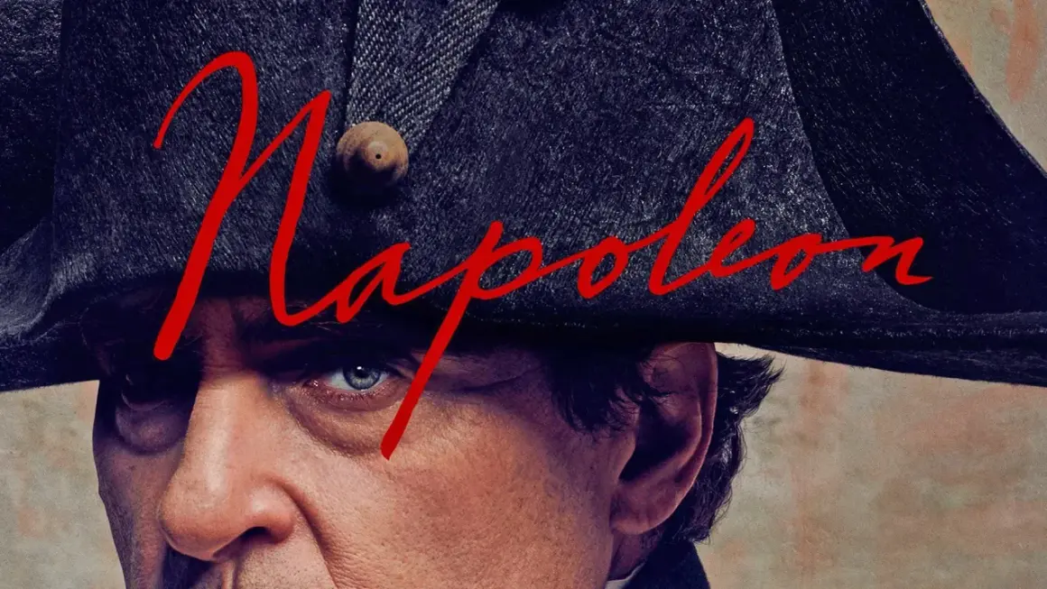 Napoleon Film Stream: Nahaufnahme eines Mannes mit Napoleons Hut und dem roten Schriftzug "Napoleon".