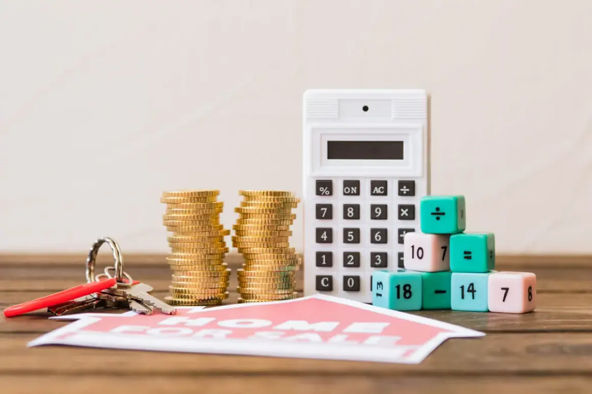 Calculadora, monedas y llaves junto a dados con números y símbolos matemáticos, sugiriendo el cálculo del valor de mercado de un inmueble.
