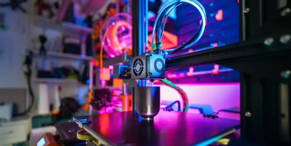 Czym drukarka 3D drukuje? Poznaj materiały i ich zastosowania