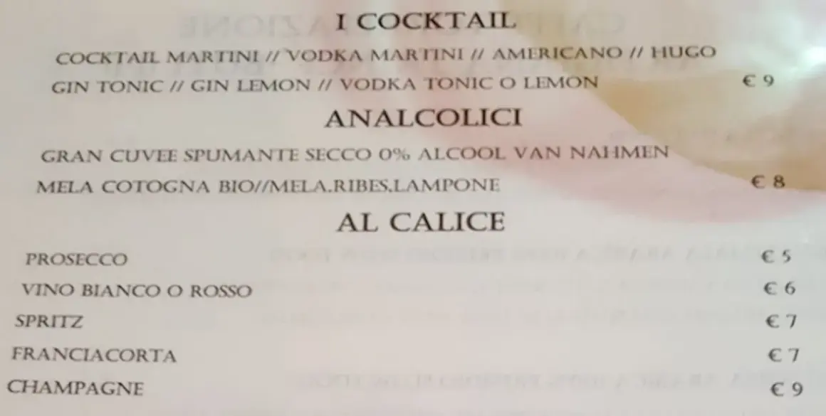 Carta dei vini con cocktail, analcolici e vini al calice. Prosecco, Spritz, Franciacorta e Champagne tra le opzioni.