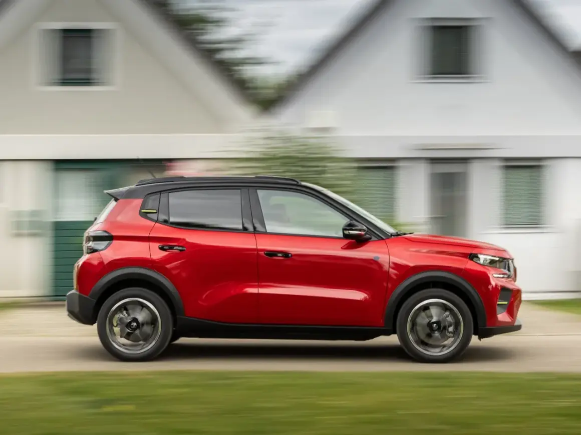 Czerwony, kompaktowy SUV w ruchu. Czy to przykład downsizingu w motoryzacji?