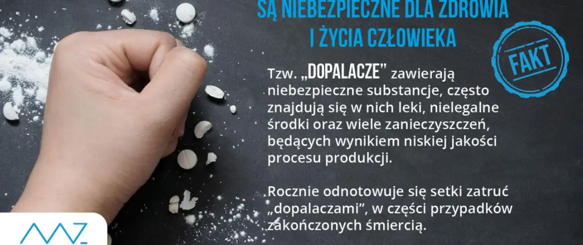 Dłoń zbliża się do białego proszku i tabletek. "Dopalacze" zawierają niebezpieczne substancje toksyczne, leki i zanieczyszczenia.
