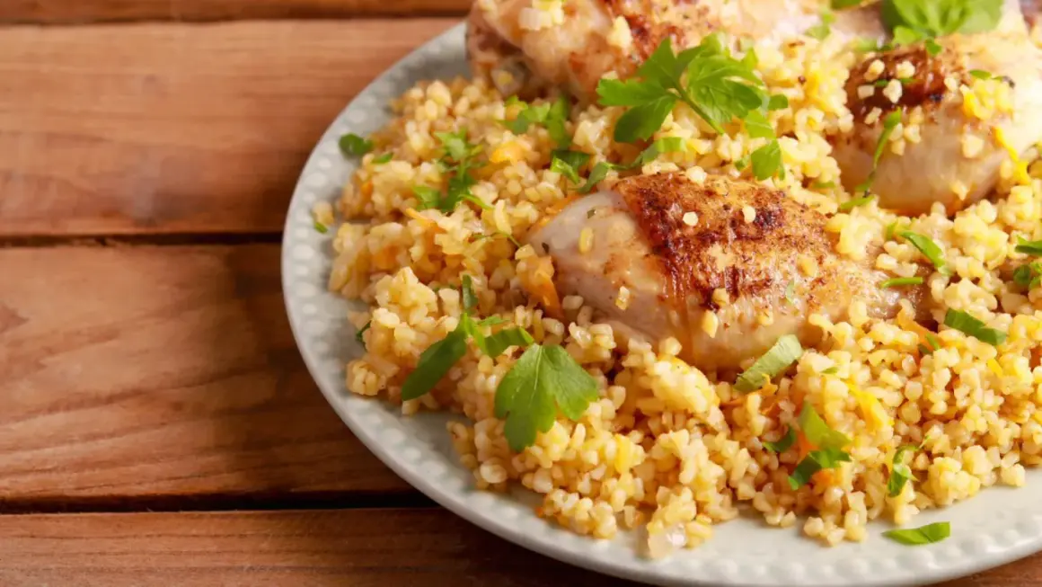 Delicioso plato de pollo con cuscús y perejil. Inspiración para tus recetas de cuscús.