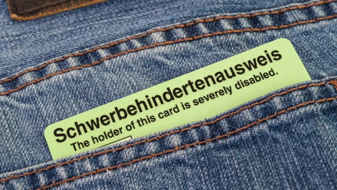Schwerbehindertenausweis in Jeans-Tasche. Der Ausweis bestätigt den Grad der Behinderung, z.B. bei Herzschrittmacher-Trägern.