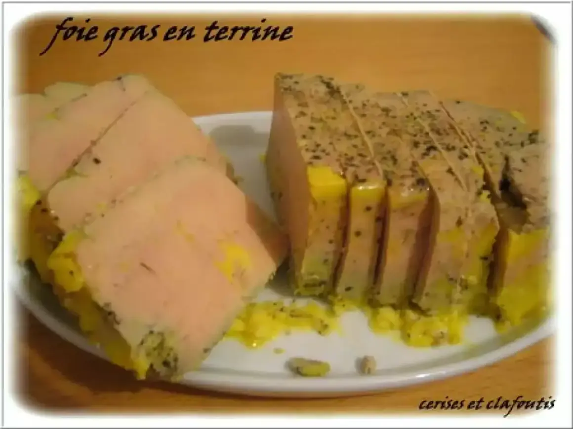 Tranches de foie gras en terrine, prêtes à être dégustées après cuisson au four. Un délice pour les fêtes.