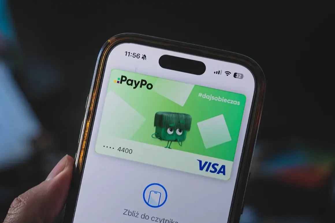 Jak dodać kartę do telefonu? Na ekranie smartfona widać aplikację PayPo z wirtualną kartą Visa i instrukcją zbliżenia do czytnika.