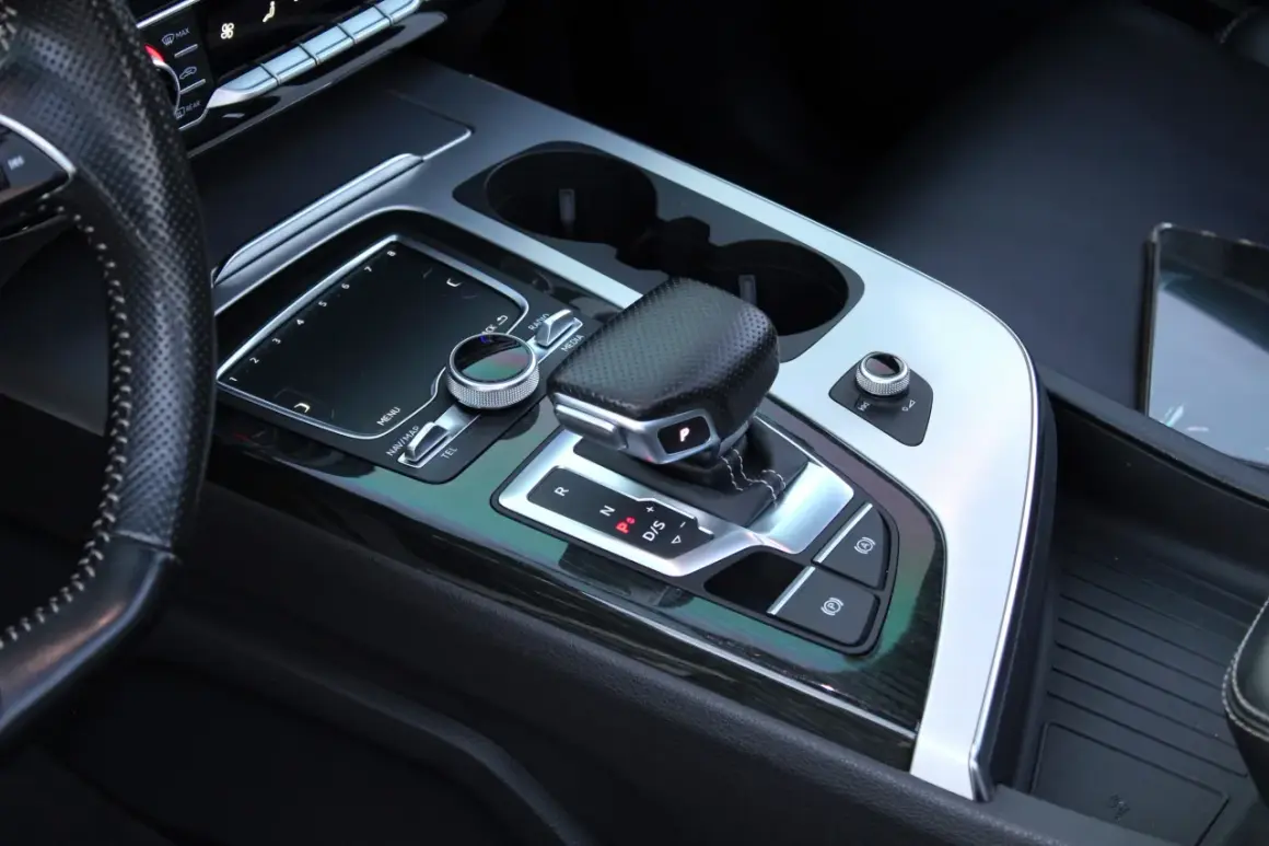 Palanca de cambios S tronic en Audi, que significa una transmisión automática de doble embrague para un cambio de marchas rápido y eficiente.