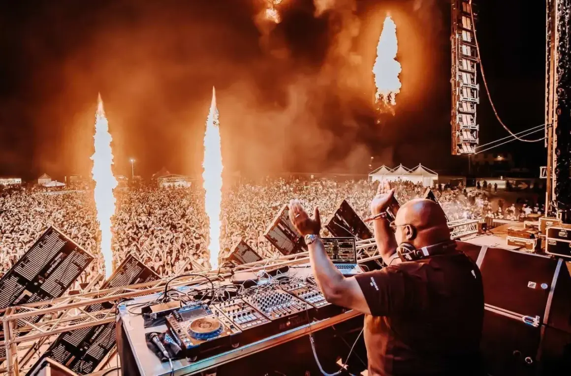 Un DJ siciliano famoso infiamma la folla con fiammate spettacolari e musica coinvolgente.