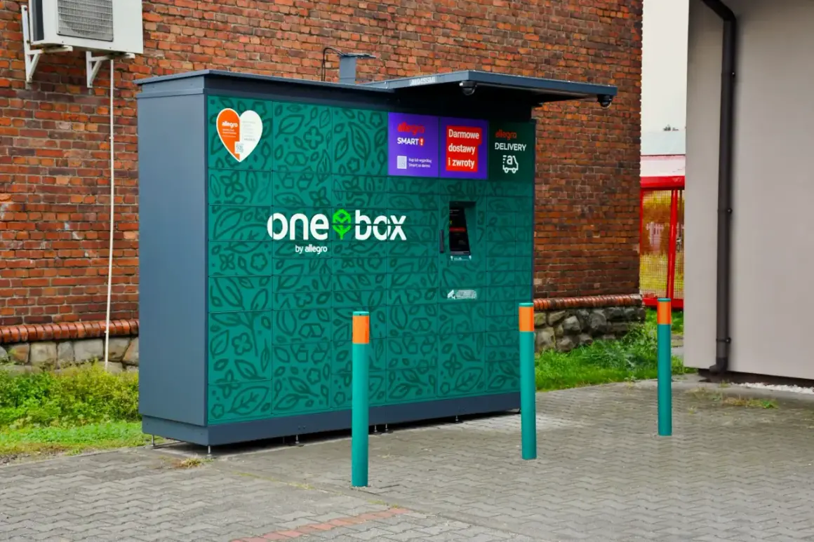 Zielony automat paczkowy Allegro One Box z motywem liści. Wymiary paczkomatu pozwalają na wygodne odbieranie i nadawanie przesyłek.