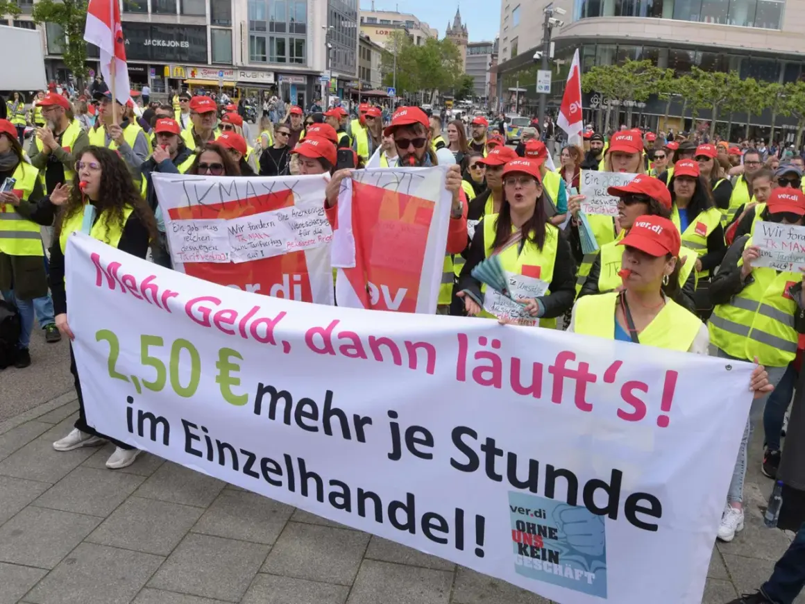 Demonstranten im Einzelhandel fordern 2,50 € mehr Lohn pro Stunde. Ein Streik im Handel ist im Gange.