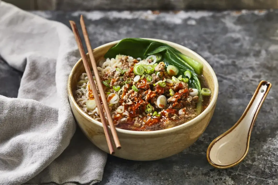 En skål med nudlar, köttfärs, grönsaker och chilidressing. Ett enkelt ramen recept att prova.