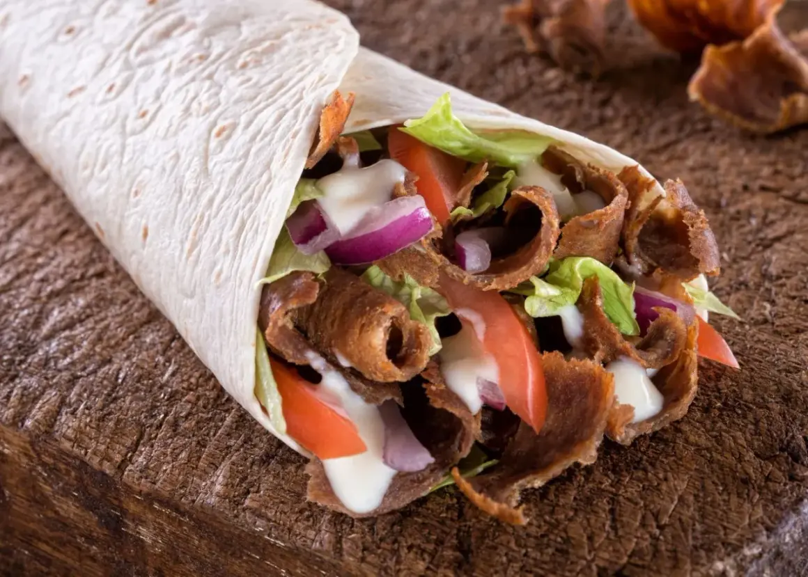 Domowy kebab w tortilli z mięsem, warzywami i sosem. Prosty przepis na to, jak zrobić kebab w domu.