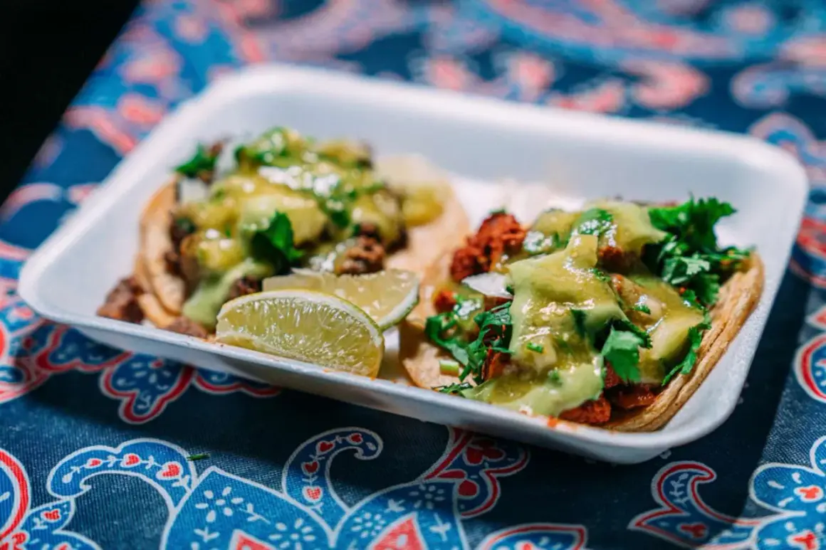 Tacos succulenti con salsa verde e lime, un assaggio dei migliori posti dove mangiare a San Diego.