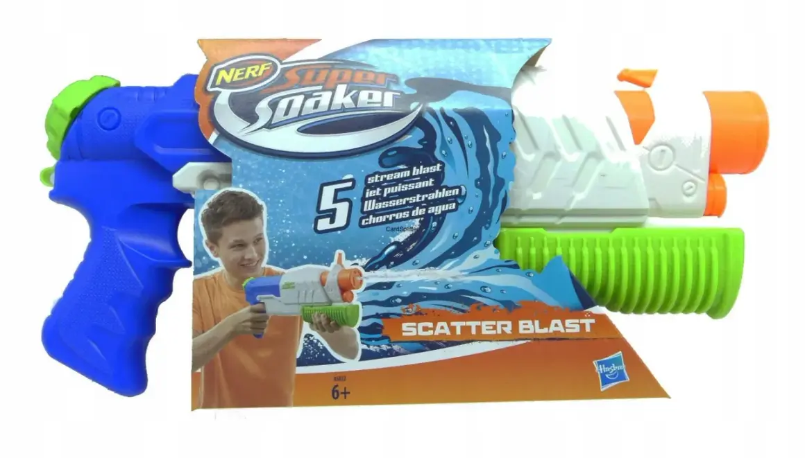 Pistolet na wodę Nerf Super Soaker Scatter Blast, gotowy do wodnej bitwy. Kolorowy, z niebieskim uchwytem i zielonym zbiornikiem.