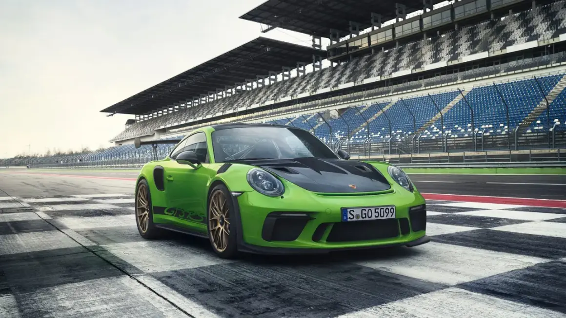 Zielony Porsche 911 GT3 RS na torze wyścigowym. Sprawdź porsche 911 gt3 rs cena i specyfikację.