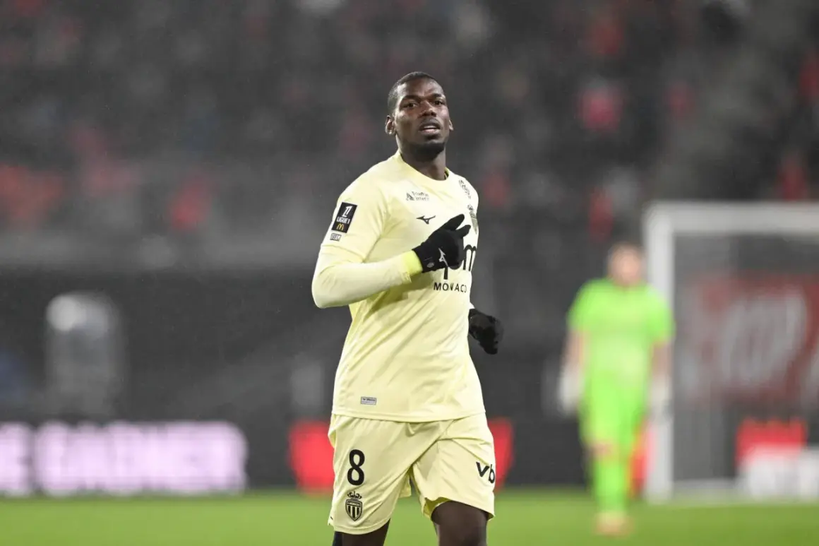 Piłkarz w żółtej koszulce z numerem 8, gdzie gra Pogba, biegnie po boisku w deszczu.