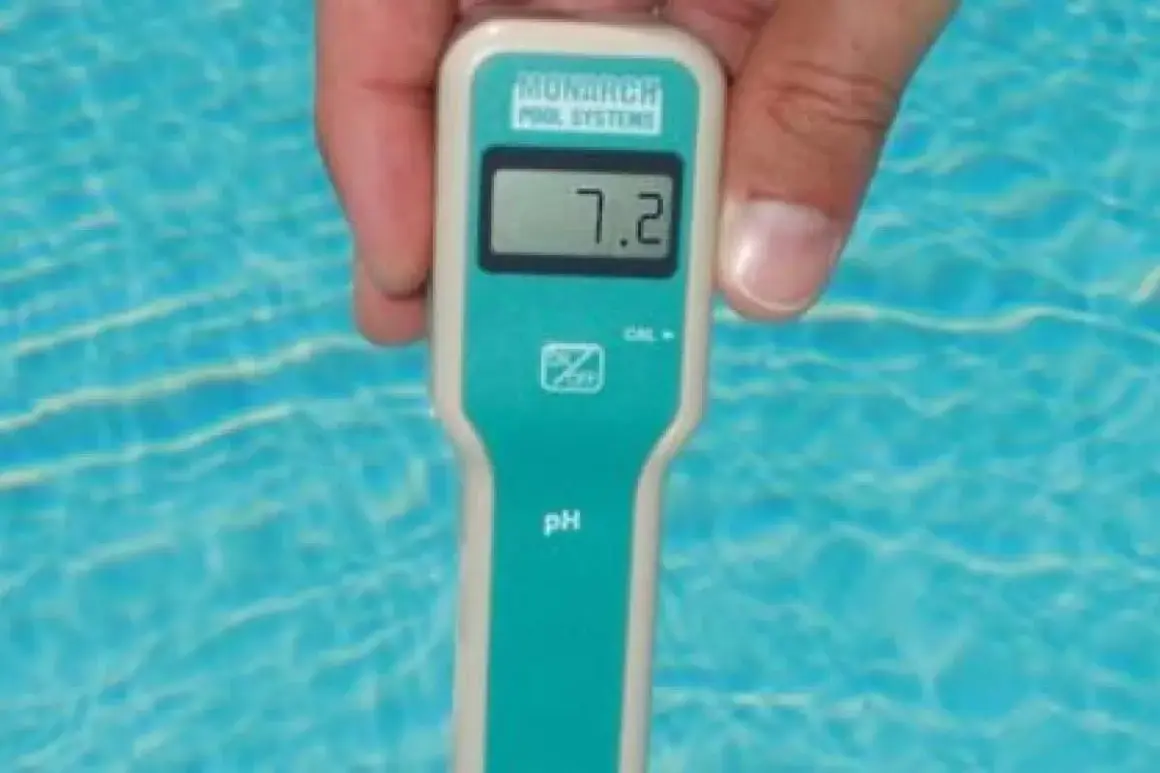 Un appareil mesure le ph de l'eau d'une piscine. L'écran affiche 7.2, un niveau idéal pour la baignade.